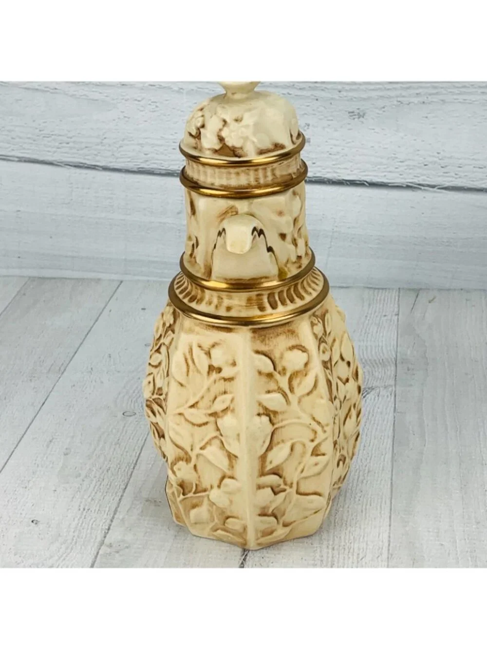 Jim Beam Kentucky Bourbon Whiskey Handcrafted Embossed Lidded Bottle Decanter